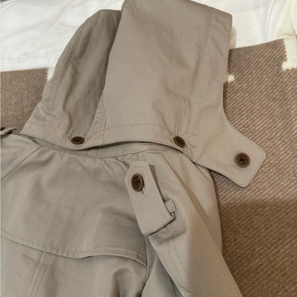 Burberry kids trench coat 
Excellent condition 
Size 18 months - Picture 5 of 5